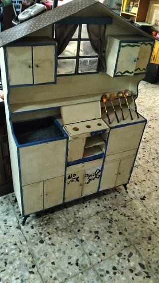 Cocinita de madera y chapa.Buen estado