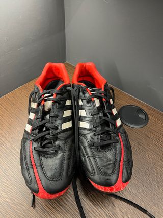 Botas de fútbol Adidas negras y rojas