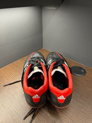 Botas de fútbol Adidas negras y rojas