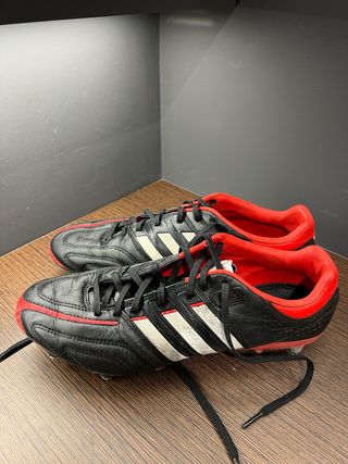 Botas de fútbol Adidas negras y rojas