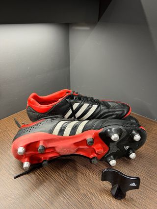 Botas de fútbol Adidas negras y rojas
