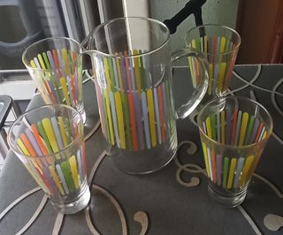 Jarra y vasos de cristal con rayas de colores