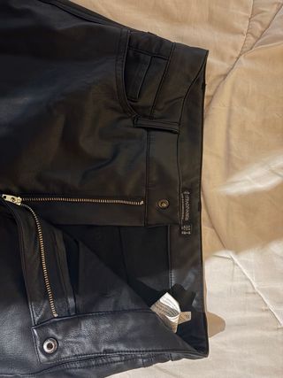 Pantalón pitillo negro efecto piel