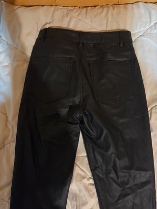Pantalón pitillo negro efecto piel