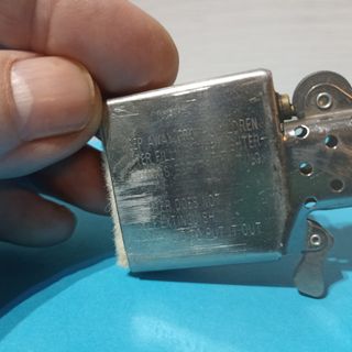 Encendedor Zippo plateado