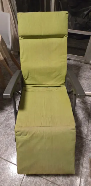 Hamaca verde de tela y metal