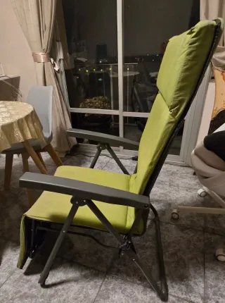 Hamaca verde de tela y metal