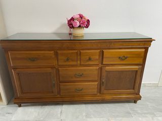 Aparador de madera con tapa de cristal