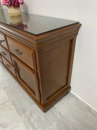Aparador de madera con tapa de cristal
