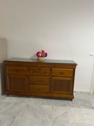 Aparador de madera con tapa de cristal
