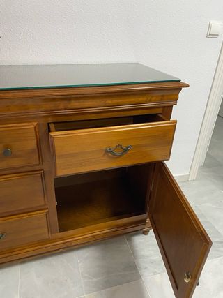 Aparador de madera con tapa de cristal