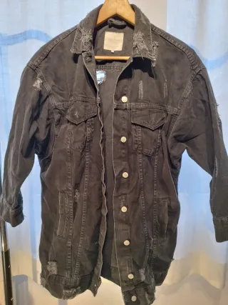 Chaqueta larga vaquera negra desgastada