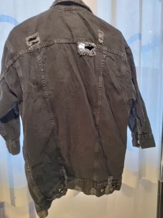 Chaqueta larga vaquera negra desgastada