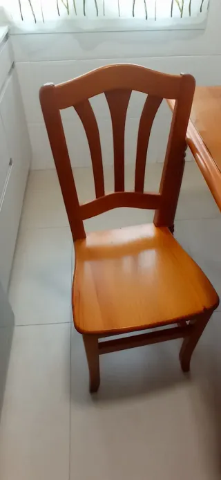 Mesa de comedor y 4 sillas de madera