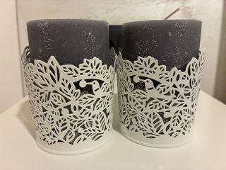 2 Velas Grises con Portavelas Decorativos