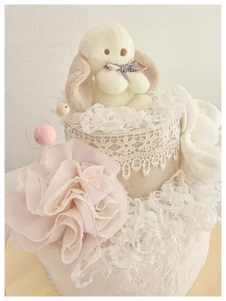 Tarta de pañales con peluche y flores