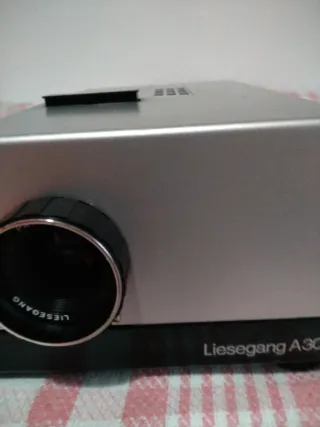 Proyector de diapositivas plata y negro