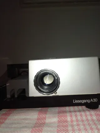 Proyector de diapositivas plata y negro