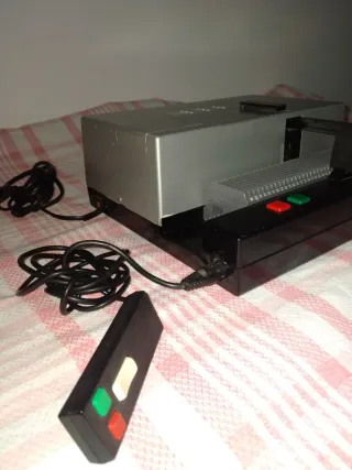 Proyector de diapositivas plata y negro