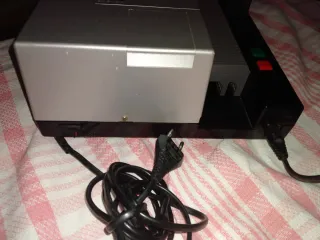 Proyector de diapositivas plata y negro