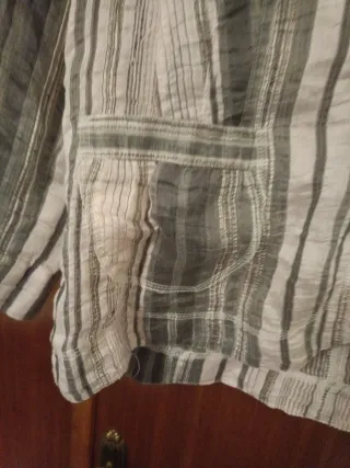 Blusa de rayas beige y gris