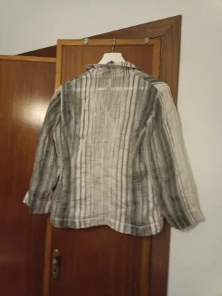 Blusa de rayas beige y gris