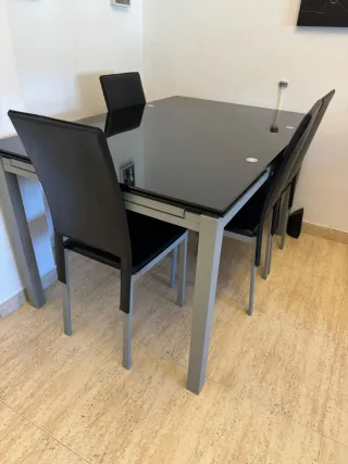 Mesa y 4 Sillas Comedor Cristal y Metal