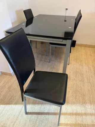 Mesa y 4 Sillas Comedor Cristal y Metal