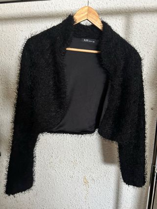 Chaqueta corta negra peluda mujer