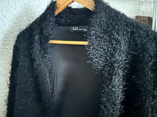 Chaqueta corta negra peluda mujer