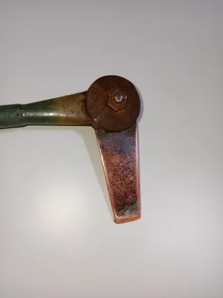 Herramienta antigua de mango de madera