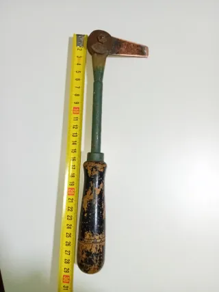 Herramienta antigua de mango de madera