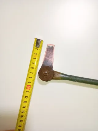 Herramienta antigua de mango de madera