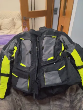 Equipación motera gris y flúor