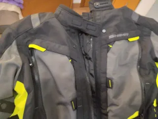 Equipación motera gris y flúor