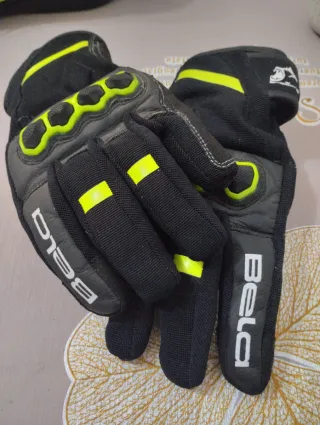 Equipación motera gris y flúor