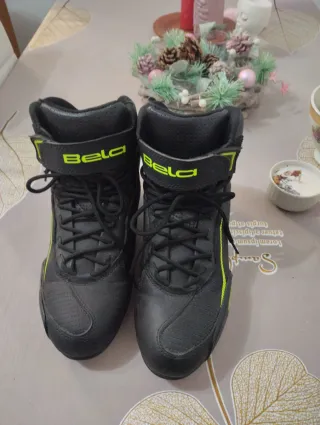 Equipación motera gris y flúor