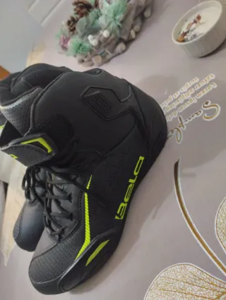 Equipación motera gris y flúor