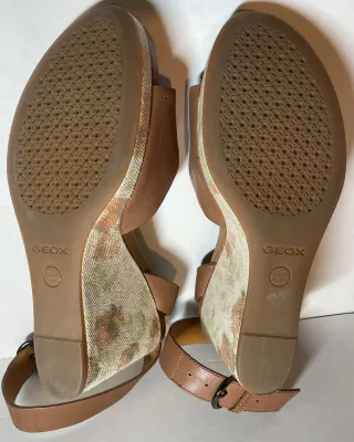 Sandalias de cuña marrones con hebilla GEOX