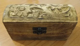 Cajita baúl madera tallada