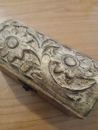 Cajita baúl madera tallada