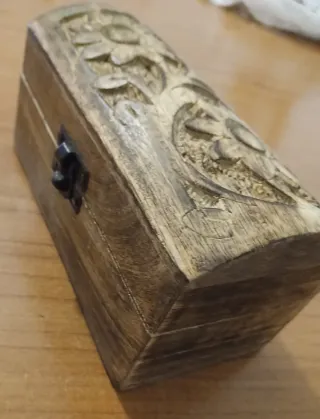 Cajita baúl madera tallada