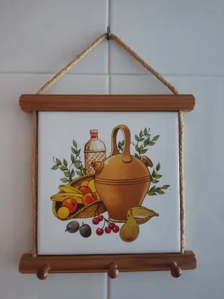 Cuelgallaves de madera con diseño de frutas