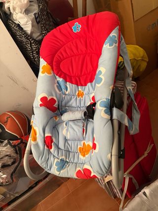 Parque cuna con colchón y una maquita