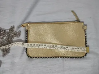 Bolso de fiesta dorado con cadena.
