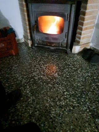 Estufa de leña metal y piedra