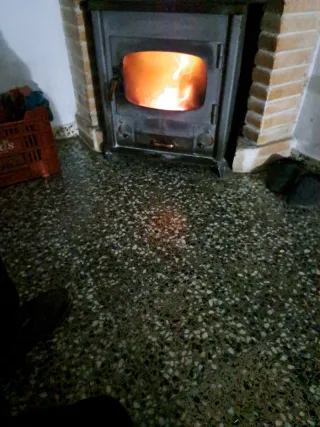 Estufa de leña metal y piedra