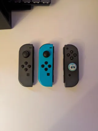 Nintendo Switch + 3 Joycons + Funda