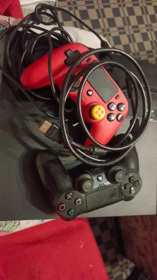 PS4 500GB Negra + Roja + 12 Juegos + 2 Mandos