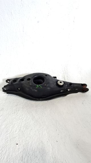 BRAZO SUSPENSION INFERIOR TRASERO DERECHO TOYOTA AURIS (2)